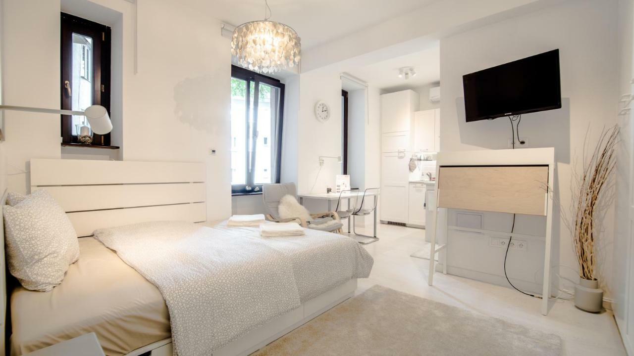 White Apartments With Ac By Kovee ブラチスラヴァ 部屋 写真