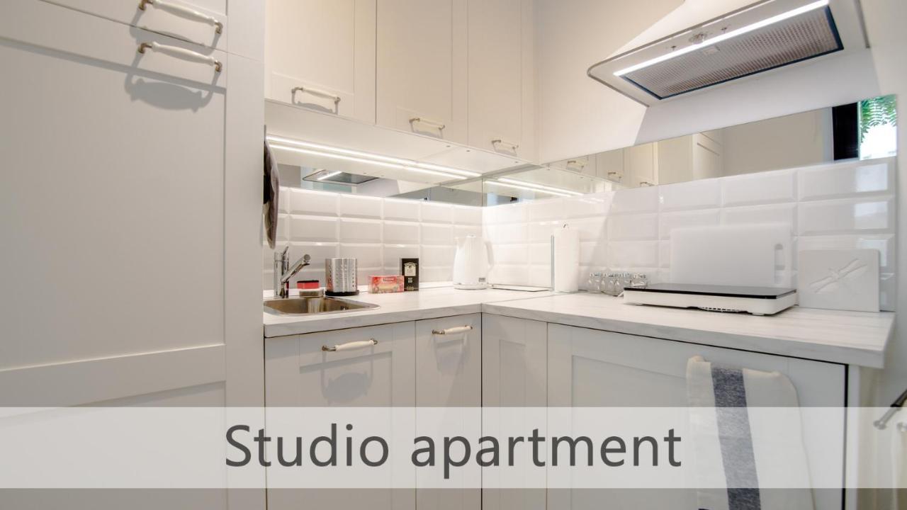 White Apartments With Ac By Kovee ブラチスラヴァ エクステリア 写真